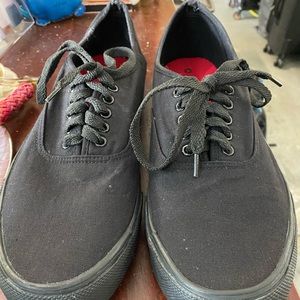 Men’s airwalk lowtop all black shoes